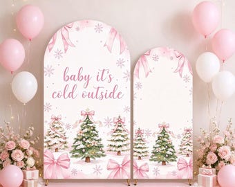 Fuori fa freddo: sfondo per arco per baby shower con fiocco rosa, decorazioni invernali e natalizie a tema neve.