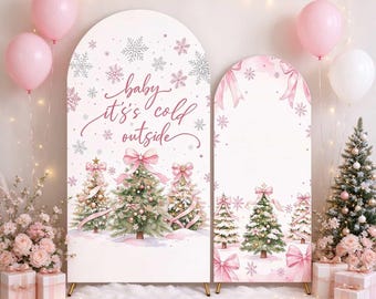 Fuori fa freddo: sfondo per arco per baby shower con fiocco rosa, decorazioni invernali e natalizie a tema neve.
