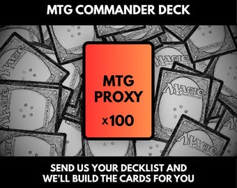 Może przedstawiać: Niestandardowa talia MTG Commander proxy z centralną pomarańczową kartą z napisem MTG PROXY x100, otoczona czarno-białymi rewersami kart Magic The Gathering. Tekst na obrazie brzmi CUSTOM PROXY MTG COMMANDER DECK.