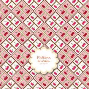 Pode incluir: Um padrão repetitivo de cerejas vermelhas com caules dentro de molduras quadradas alternadas em rosa e branco com bordas recortadas. Uma etiqueta central recortada na cor creme apresenta o texto Pattern Dream STUDIO em fonte castanho-clara.