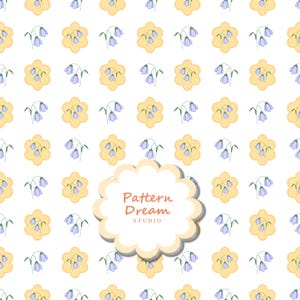 Pode incluir: Um padrão repetitivo sobre fundo branco com flores campainhas azul-claras com caules verdes e formas festonadas amarelas. Um emblema central festonado exibe o texto Pattern Dream STUDIO em uma fonte laranja clara.