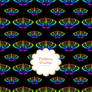 Pode incluir: Um padrão repetitivo de borboletas com asas nas cores do arco-íris sobre um fundo preto. As borboletas apresentam gradientes vibrantes de vermelho, laranja, amarelo, verde, azul e roxo. Uma etiqueta branca recortada exibe o texto Pattern Dream STUDIO.