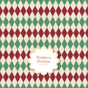Pode incluir: Um padrão argyle repetitivo com diamantes em tons alternados de vermelho escuro, verde floresta e creme. Uma etiqueta circular recortada central com uma borda amarela clara exibe o texto Pattern Dream STUDIO em fonte vermelha.