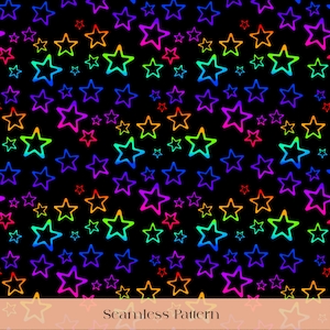 Pode incluir: Um padrão sem costuras com um fundo preto coberto por contornos de estrelas multicoloridas. As estrelas aparecem em vários tamanhos e cores gradientes vibrantes, incluindo tons de azul, verde, amarelo, laranja, rosa e roxo. O texto Seamless Pattern está impresso numa fonte castanho-escura na parte inferior.