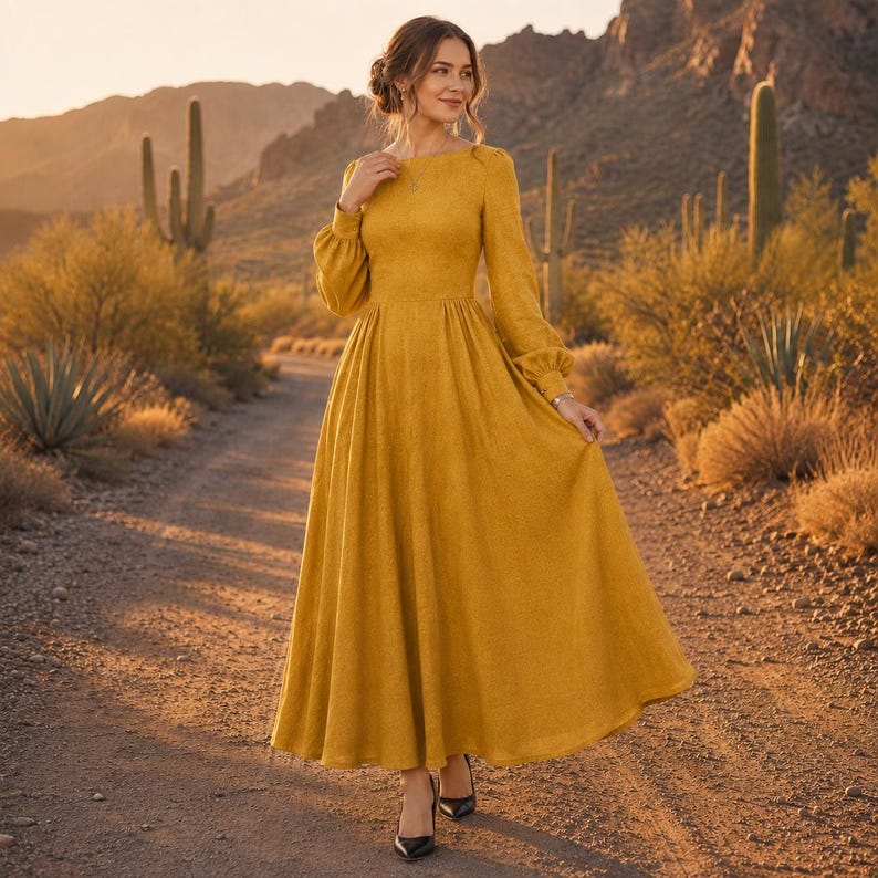 Puede incluir: Un vestido largo de color amarillo mostaza con mangas largas, cuerpo ajustado, cuello alto y una falda amplia y fluida. El vestido presenta mangas largas con pu&ntilde;os fruncidos y un acabado de tela s&oacute;lida y texturizada, creando una silueta sencilla.