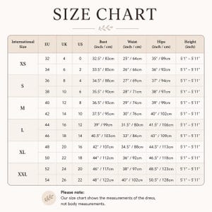 Puede incluir: Una tabla de tallas titulada SIZE CHART con columnas para talla internacional, EU, UK, US, busto, cintura, caderas y altura. La tabla enumera las medidas en pulgadas y cent&iacute;metros para las tallas de la XS a la XXL, con una nota aclaratoria.