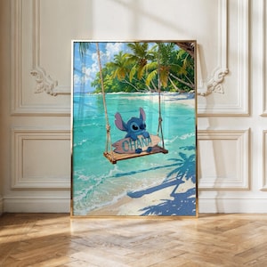 Può includere: Una stampa artistica da parete incorniciata raffigurante un personaggio alieno blu seduto su un'altalena di legno sospesa sopra una spiaggia tropicale. Il personaggio tiene una tavola da surf con la scritta OHANA. Palme e acqua turchese.