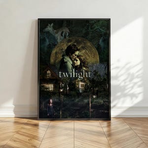 Pode incluir: Um cartaz retangular emoldurado apresentando uma cena de floresta escura e sombria com uma lua cheia grande. A imagem exibe duas pessoas no centro, uma casa, um veado e a palavra twilight em letras minúsculas brancas centradas na composição.