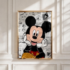 Peut inclure: Une impression d'art mural encadrée représentant une grande illustration colorée de Mickey Mouse posant son menton sur ses mains gantées de blanc, sur un fond noir et blanc composé de diverses planches de bandes dessinées vintage.