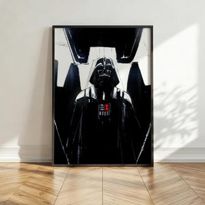 Könnte beinhalten: Ein gerahmter vertikaler Kunstdruck mit einer kontrastreichen Schwarz-Weiß-Illustration von Darth Vader. Die Figur ist in einer dunklen, imposanten Haltung dargestellt, wobei das Brustbedienfeld durch zwei kleine, markante rote rechteckige Lichter hervorgehoben wird.