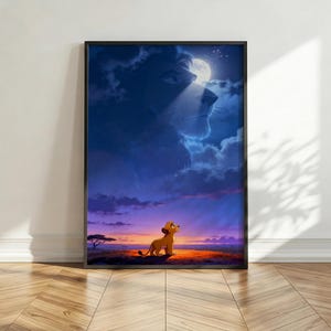 Puede incluir: Una impresión de arte mural enmarcada rectangular que muestra a un pequeño cachorro de león de pie en la sabana al atardecer, mirando hacia un gran rostro de león fantasmal y translúcido formado en las nubes azul oscuro y una luna llena.
