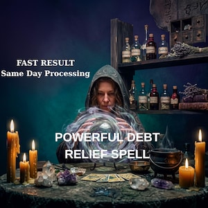 Könnte beinhalten: Eine Kapuzenfigur blickt in eine leuchtende Kristallkugel, umgeben von Kerzen, Kristallen und Tarotkarten. Der Text lautet: FAST RESULT Same Day Processing POWERFUL DEBT RELIEF SPELL. Regale im Hintergrund enthalten Glasflaschen und Kräuter.