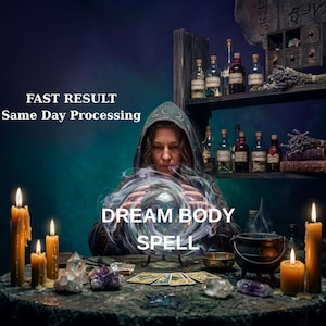 Könnte beinhalten: Eine Person in einer Kapuzenumhang betrachtet eine leuchtende Kristallkugel mit wirbelndem Rauch. Der Text lautet FAST RESULT Same Day Processing und DREAM BODY SPELL. Auf dem Tisch stehen brennende Kerzen, Kristalle, Tarotkarten und ein Kessel.