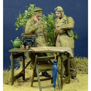Könnte beinhalten: Zwei militärische Miniaturfiguren in beigen Trenchcoats an einem Holztisch. Eine Figur trägt eine Schirmmütze, die andere einen Fliegerhelm mit Schutzbrille. Eine grüne Teekanne, ein Feldtelefon und eine Karte liegen auf dem Tisch mit einem blauen Schirm.