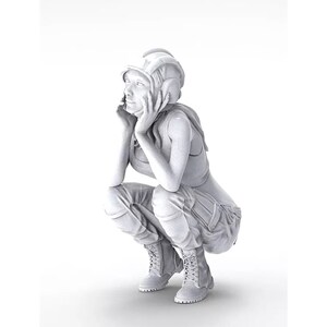 1/20 Modern Female Squatting Crash Helmet Tank Top Cargo Figure - Collectible Miniature, Unpainted Resin Garage Kit for Model Painters
