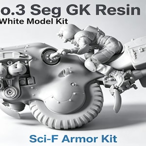 Puede incluir: Kit de modelo blanco sin pintar 1/35 No.3 Seg GK Resin Model, fundición de resina sin ensamblar, colección de modelos de exhibición de figuras mecha, kit de armadura sci-f. Un modelo de resina blanca de una motocicleta futurista con una figura de piloto, con piezas mecánicas detalladas, una rueda grande con banda de rodadura y compartimentos de almacenamiento.
