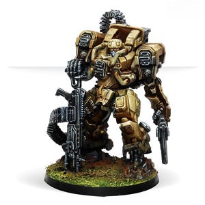 Peut inclure: Une figurine de méca beige et marron debout sur un socle circulaire avec une texture d'herbe verte. La figurine porte un casque, tient une grande mitrailleuse noire avec une bande de munitions dans sa main droite et un pistolet noir dans sa main gauche.