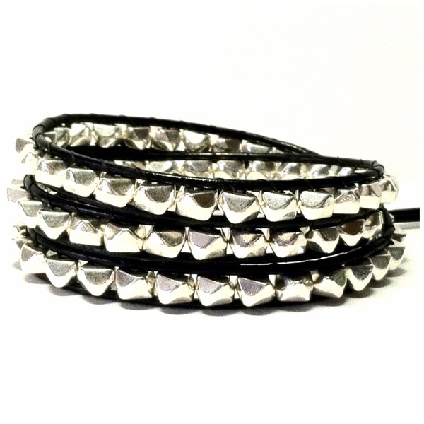 Cuero Wrap Pulsera - pepitas de plata, cuero negro - Moda Bohemia
