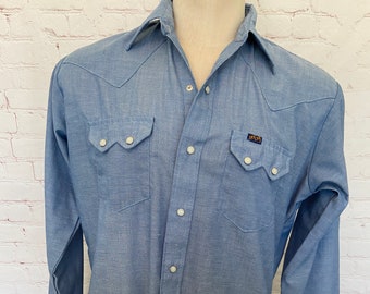 Vintage Men's 197080s Chambray Wrangler Pearl Snap Two Pocket Western Button Down Shirt