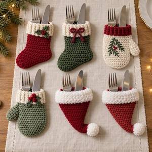 Puede incluir: Un juego de seis fundas de ganchillo para cubiertos con diseños festivos que incluyen calcetines, manoplas y gorros de Papá Noel en colores rojo, verde y crema. Cada funda contiene un tenedor y un cuchillo de metal plateado en su interior.