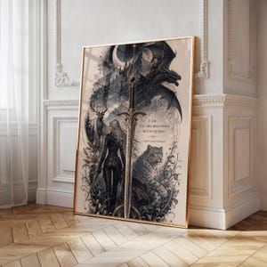Puede incluir: Una impresión de arte mural rectangular vertical que presenta una espada central, una figura de pie, un gran dragón, un ciervo y un leopardo. La obra incluye el texto: I AM THE FIRE-BREATHING BITCH-QUEEN. - AELIN GALATHYNIUS. Ilustración en tonos negros y grises.
