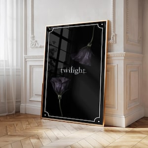 Könnte beinhalten: Ein rechteckiges gerahmtes Wandbild mit schwarzem Hintergrund, zwei dunkelvioletten Blumen und dem Wort twilight in weißem Text in der Mitte. Der Rahmen ist dünn und goldfarben und umgibt einen weißen Rand mit abgerundeten Ecken.