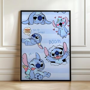 Op de afbeelding: Een rechthoekige wandkunstprint in een zwarte lijst met een lichtblauwe achtergrond en meerdere illustraties van het blauwe alien-personage Stitch. Het personage wordt in verschillende houdingen getoond, waaronder pannenkoeken etend, met hartjes en door een muur brekend.