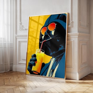 Può includere: Una stampa artistica verticale incorniciata che presenta un'illustrazione stilizzata di una figura con casco scuro che indossa occhiali da sole con lenti arancioni. La figura tiene in mano un bicchiere di succo d'arancia con una cannuccia rossa su sfondo giallo e blu.