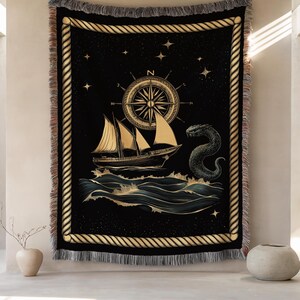 Arazzo con carta nautica / Coperta con rosa dei venti e serpente marino / Decorazione murale in stile dark academia