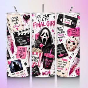 Puede incluir: Un vaso cilíndrico con pajita que presenta un collage de temática de terror en rosa, negro y blanco. Los gráficos incluyen una figura enmascarada, una máscara de hockey, una cinta VHS, una claqueta, cuchillos, palomitas y texto decorativo.