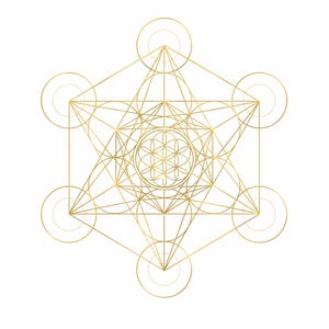 Op de afbeelding: Een goudkleurige geometrische illustratie van de kubus van Metatron met dunne, elkaar kruisende lijnen en cirkels. Het ontwerp bevat een centraal levensbloempatroon omringd door een complexe opstelling van rechte lijnen en cirkelvormige knooppunten.