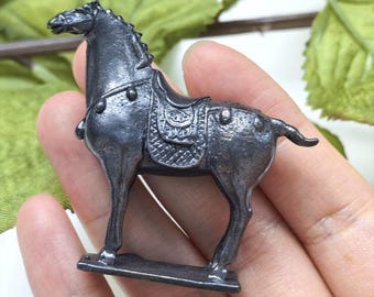 Statuetta vintage in rame bianco raffigurante un cavallo Tang con sella, in rilievo, ideale come decorazione da scrivania.