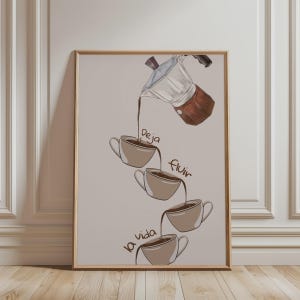 Könnte beinhalten: Ein gerahmter Kunstdruck mit einer silber-braunen Mokkakanne, die Kaffee in einen vertikalen Stapel aus vier hellbraunen Keramiktassen gießt. Der handgeschriebene Text "Deja fluir la vida" ist in den Kaffeestrahl integriert.