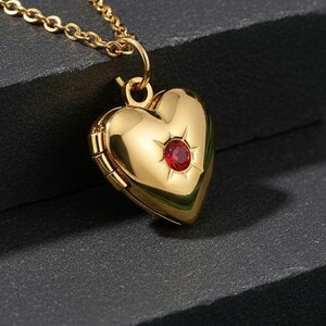 Collar con medallón en forma de corazón y piedra natal roja, colgante portafotos dorado, recuerdo de rubí de julio, regalo de Navidad para ella, detalle para el calcetín navideño.