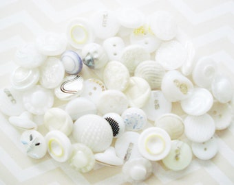 Assortiment de boutons en verre blanc - boutons en verre peints à la main vintage - 45 boutons tchèques en verre blanc mélangé - boutons en verre décorés fantaisie