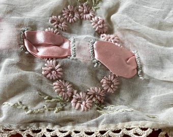 ANTIQUE LACE VICTORIAN BOUDOIR BED CAP WITH ORIGINAL SILK/ SATIN TIES! Antique lace cap boudoir - Gem main image 3