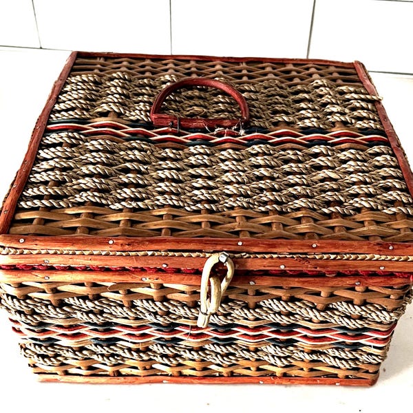 Cesta de costura de mimbre vintage con contenido ~ Forro de satén rojo acolchado en la tapa
