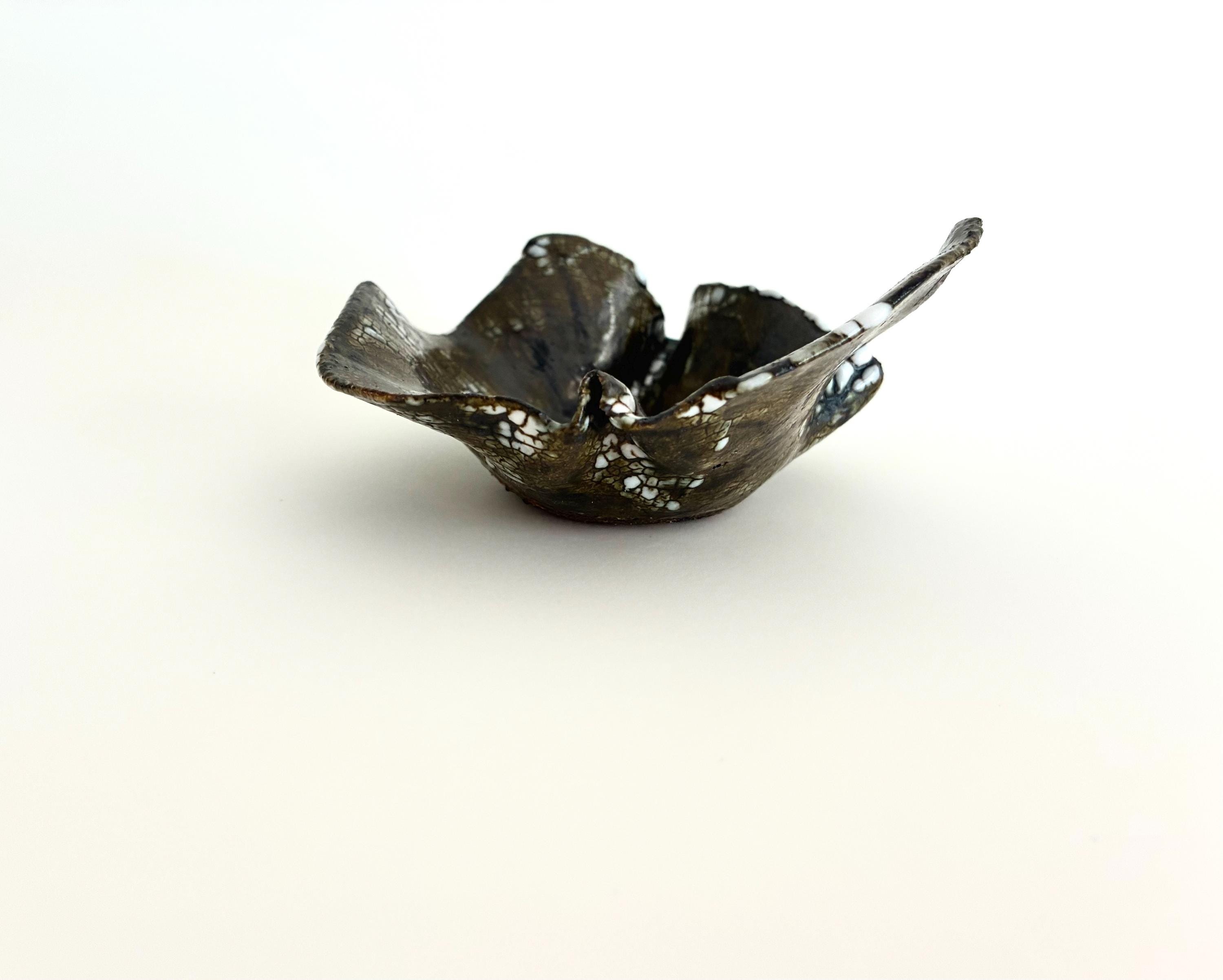 Trinket Dish black-grey with white highlights. Organic shape. Size 4x4x2