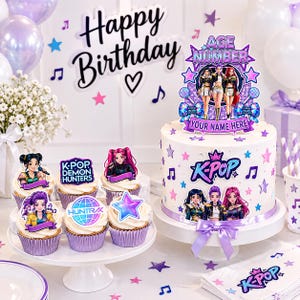 Pode incluir: Um bolo de aniversário e cupcakes com tema K-pop decorados com estrelas roxas e azuis, notas musicais e figuras. O bolo apresenta um topo grande com o texto AGE NUMBER e YOUR NAME HERE, além do texto K-POP.
