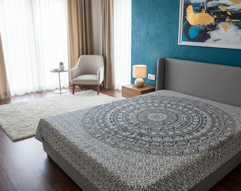 Copriletto Mandala con fiori bianchi, arazzo boho in cotone indiano (misura King/Queen)