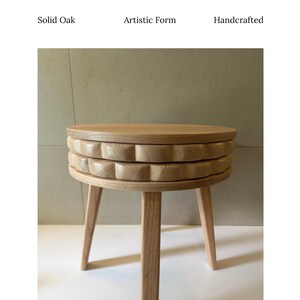 Mesa lateral de carvalho maciço com pés afilados | Mesa de apoio com pedestal artesanal e detalhes em madeira de topo.