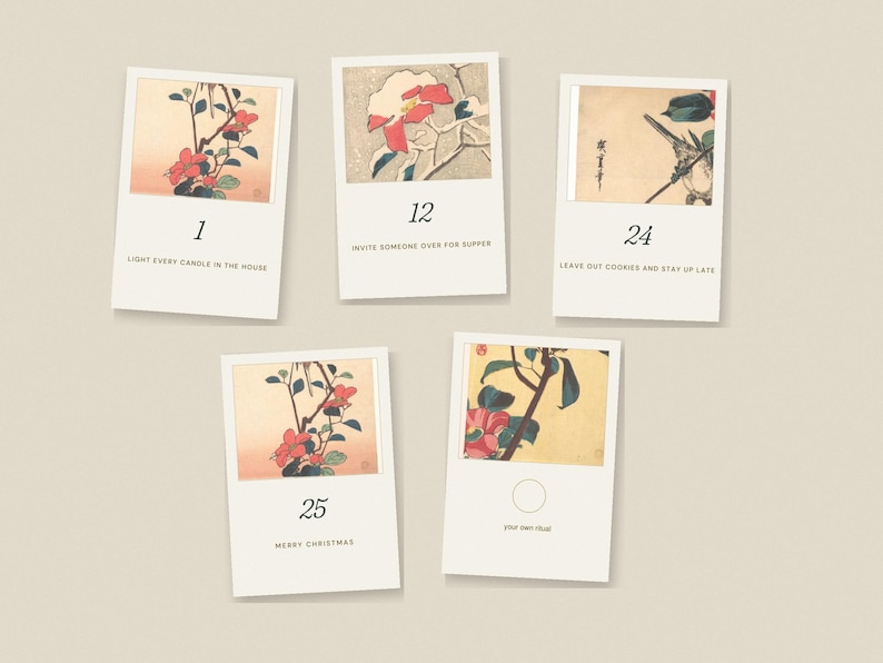 Puede incluir: Cinco tarjetas rectangulares con bordes blancos que presentan ilustraciones florales de estilo japon&eacute;s. Las tarjetas est&aacute;n numeradas 1, 12, 24, 25 y una con un c&iacute;rculo vac&iacute;o, con texto impreso que incluye 'LIGHT EVERY CANDLE IN THE HOUSE'.