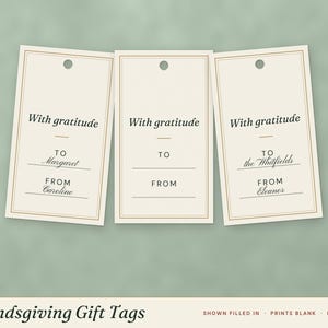Pu&ograve; includere: Tre etichette regalo rettangolari color crema con un sottile bordo dorato e un foro in alto. Ogni etichetta presenta il testo nero With gratitude, TO e FROM con linee per scrivere i nomi. Alcune etichette mostrano nomi scritti a mano.