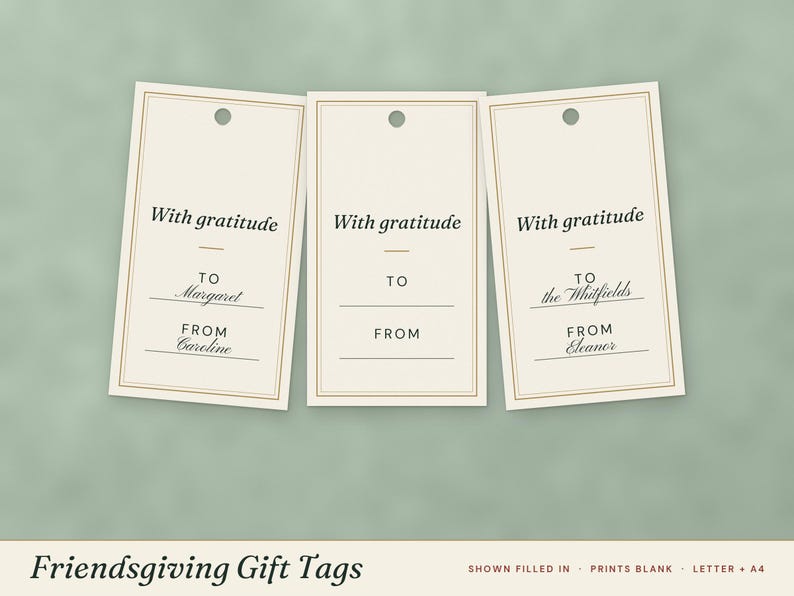 Pu&ograve; includere: Tre etichette regalo rettangolari color crema con un sottile bordo dorato e un foro in alto. Ogni etichetta presenta il testo nero With gratitude, TO e FROM con linee per scrivere i nomi. Alcune etichette mostrano nomi scritti a mano.