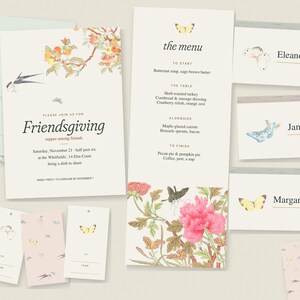 以下が含まれることがあります： Friendsgivingのステーショナリーセット。招待状、メニュー、席札が含まれています。クリーム色の紙に、蝶、鳥、花のモチーフを水彩画風のイラストで描き、ソフトなピンク、グリーン、オレンジの色調で仕上げています。