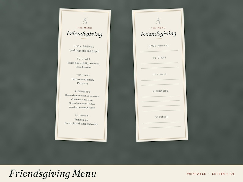 Op de afbeelding: Twee verticale, cr&egrave;mekleurige menukaarten met dunne randen en een peervormig icoon. E&eacute;n kaart bevat gedrukte tekst voor een Friendsgiving-maaltijd, terwijl de andere lege regels bevat voor eigen invulling onder diverse kopjes.