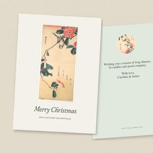 Op de afbeelding: Twee wenskaarten met een cr&egrave;me en lichtgroene achtergrond. De linkerkaart toont een verticale illustratie van een vogel en rode bloemen met de tekst Merry Christmas en With love from the Whitfields. De rechterkaart heeft een cirkelvormige bloemafbeelding en de tekst Wishing you a season of long dinners, lit candles and good company. With love, Caroline & James. Hosting committee.