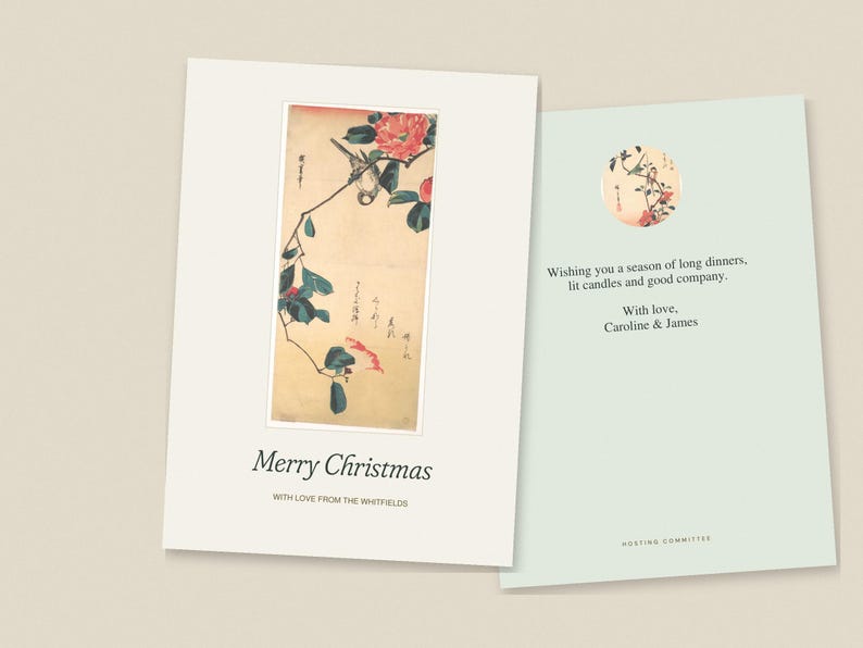 Op de afbeelding: Twee wenskaarten met een cr&egrave;me en lichtgroene achtergrond. De linkerkaart toont een verticale illustratie van een vogel en rode bloemen met de tekst Merry Christmas en With love from the Whitfields. De rechterkaart heeft een cirkelvormige bloemafbeelding en de tekst Wishing you a season of long dinners, lit candles and good company. With love, Caroline & James. Hosting committee.