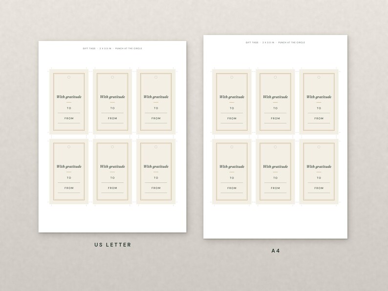 Pu&ograve; includere: Due fogli di etichette regalo stampabili nei formati US Letter e A4. Ogni foglio presenta sei etichette rettangolari con bordo beige, il testo With gratitude e linee per TO e FROM. Le etichette includono un piccolo cerchio forato in alto.