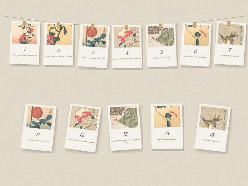 Puede incluir: Un conjunto de doce tarjetas rectangulares colgadas de una cuerda, cada una con una ilustraci&oacute;n japonesa de flores o p&aacute;jaros, un n&uacute;mero y una instrucci&oacute;n impresa. Las tarjetas son blancas con bordes beige y cinta adhesiva.